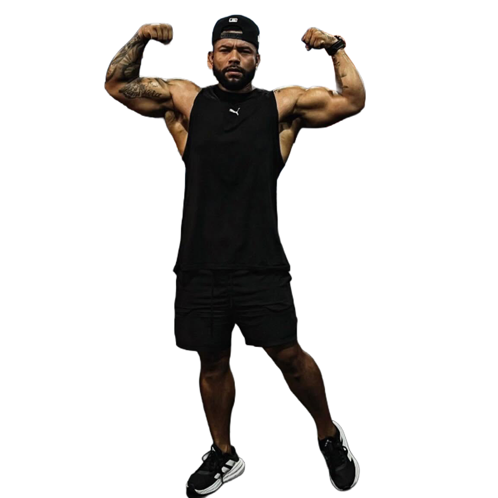 Hayban Medina, entrenador IFBB, en pose de doble bíceps